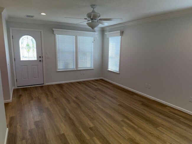 Building Photo - 388 Sunshine Dr