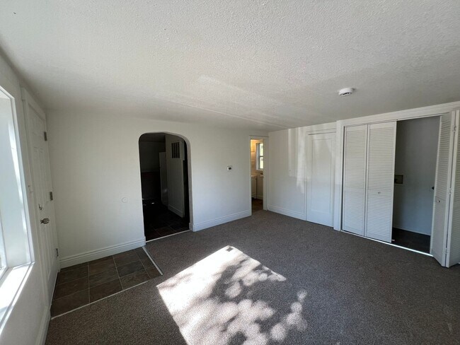Building Photo - Cute newly remodeled 2 bed 1 bath home on ...