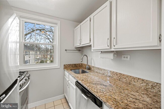 Building Photo - 235 N George Mason Dr