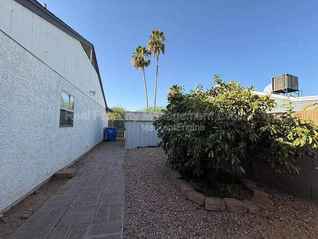 Building Photo - 6502 E Grandview Dr