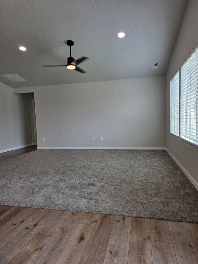 Building Photo - Like new 4 Bedroom Home