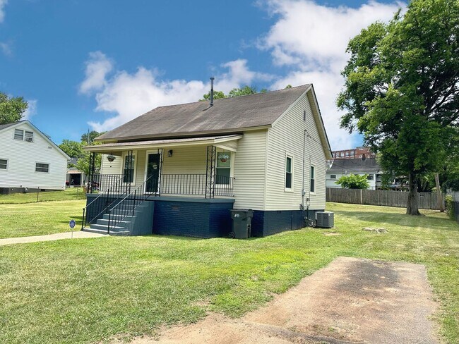 Building Photo - Beautifully Renovated 2 Bedroom 1 Bathroom...