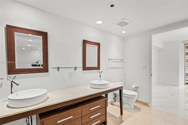 Building Photo - 475 Brickell Ave