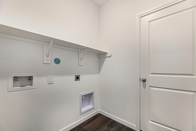 Building Photo - Like New 4 bedroom, 2 1/2 bath, 1 story in...