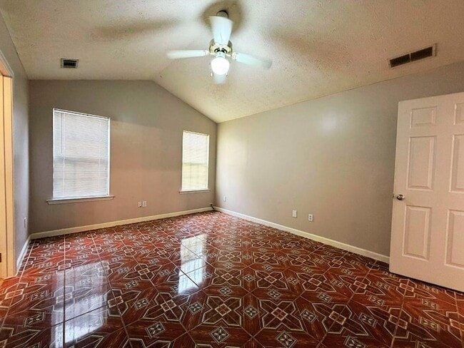 Building Photo - 5410 Twin Lakes Dr