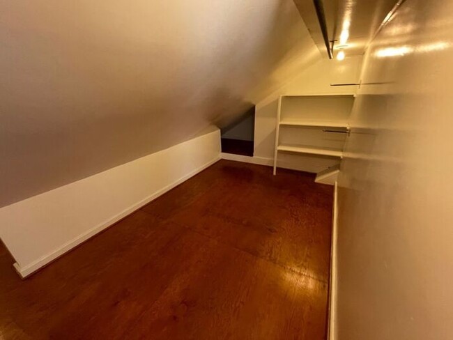 Building Photo - Charming 3 bedroom, 1.5 bathroom home in I...