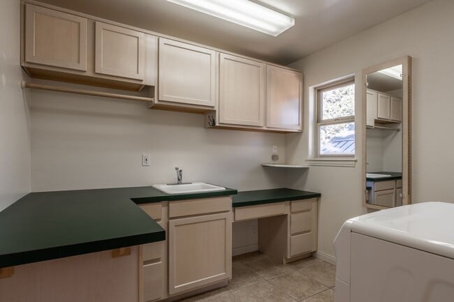 Building Photo - Mountain View Haven