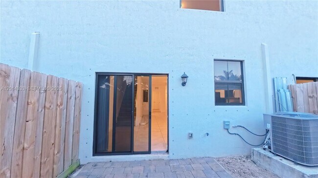 Building Photo - 1232 NE 5th Ct