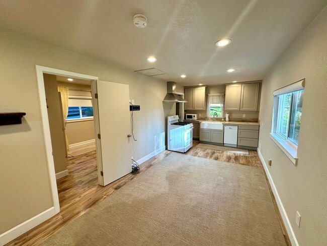 Building Photo - Charming 1-bedroom, 1-bathroom cottage