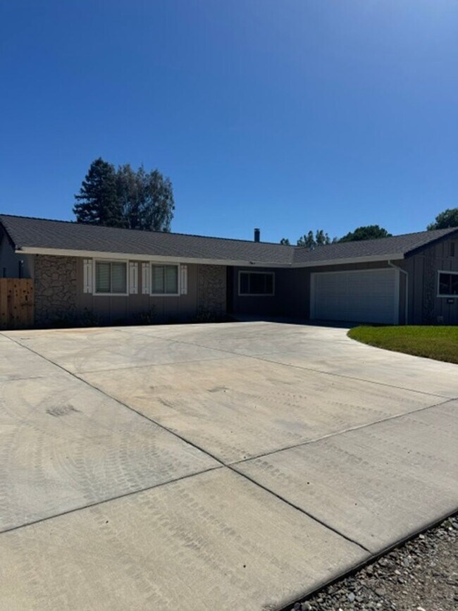 Building Photo - Beautiful 4 Bedroom 2 Bathroom Home with Solar!