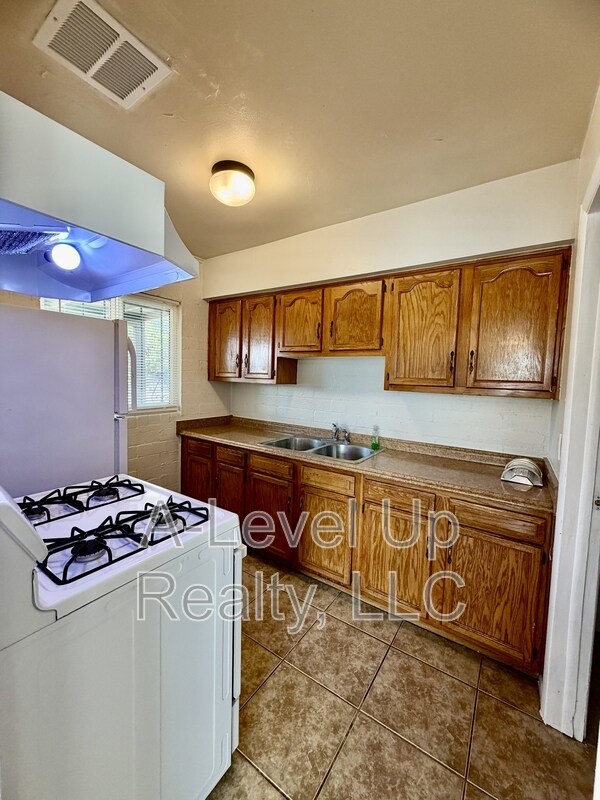 Building Photo - 2304 E Monterey Vista