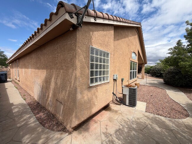 Building Photo - 3 Bedroom Single Story Home Available Near Dellyne Ave NW & Unser Blvd NW!