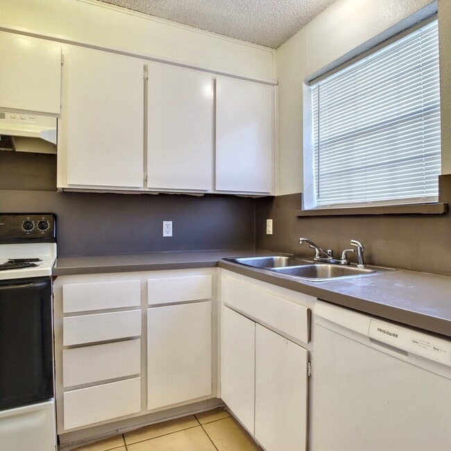 Building Photo - 3830 Coates Cir