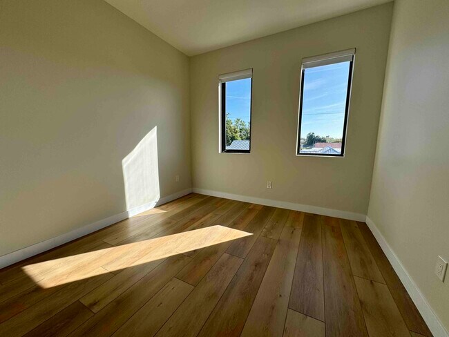 Building Photo - 2402 N Ola Ave