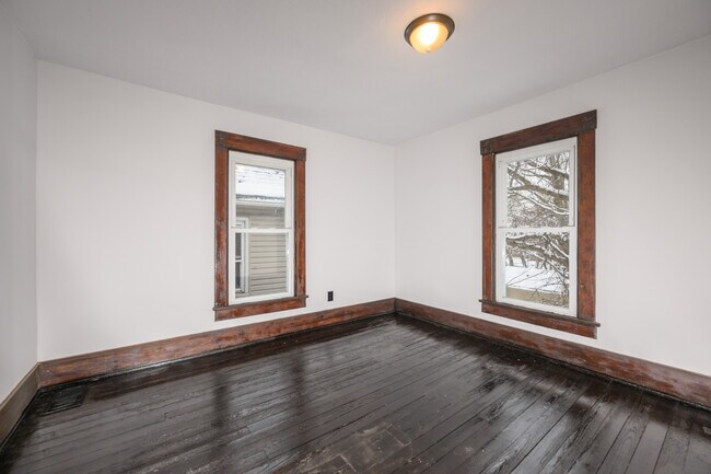 Building Photo - 1303 Rowland Ave NE