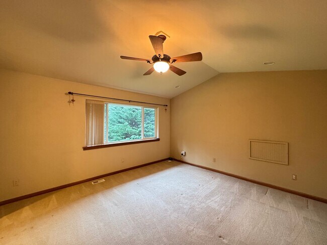Building Photo - Spacious 4-Bedroom Home for Rent in Woodinville