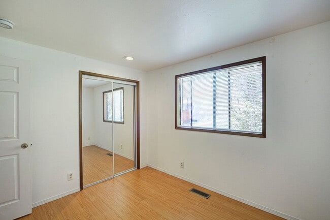 Building Photo - 4Bd/2.25Ba Redmond House