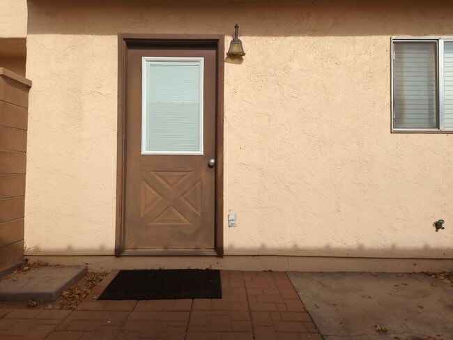 Building Photo - Beautifully Updated 2 Bed Townhome with Pool Access