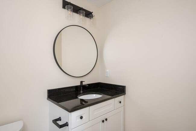 Building Photo - 553 Islington St