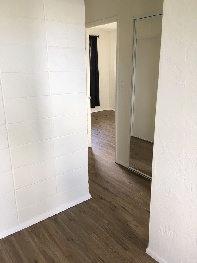 Building Photo - Renovated 2 bedroom! Great Location!