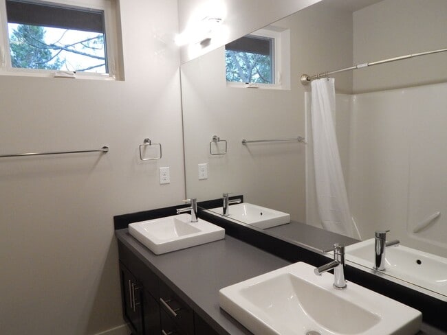 Building Photo - Bellevue 5 bd 3.5 bath townhouse with two ...