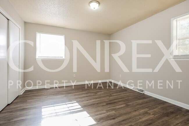 Building Photo - Spacious 5 Bedroom in Charleston!