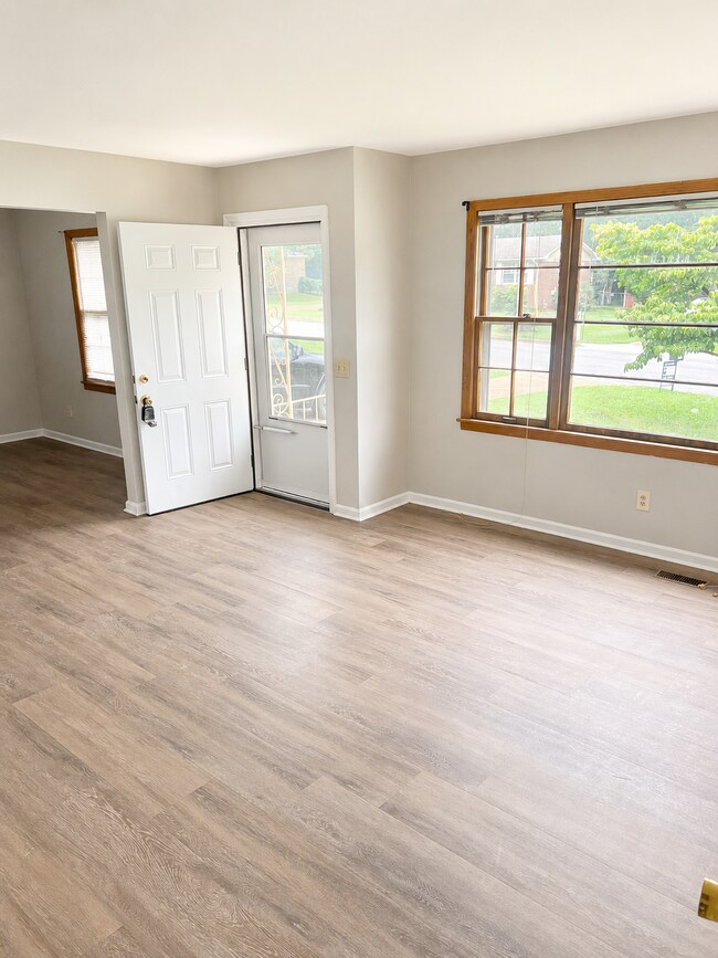 Building Photo - 617 Austin Dr NW