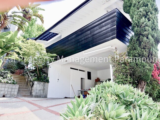 Building Photo - Furnished Brentwood Hills Retreat with Tim...