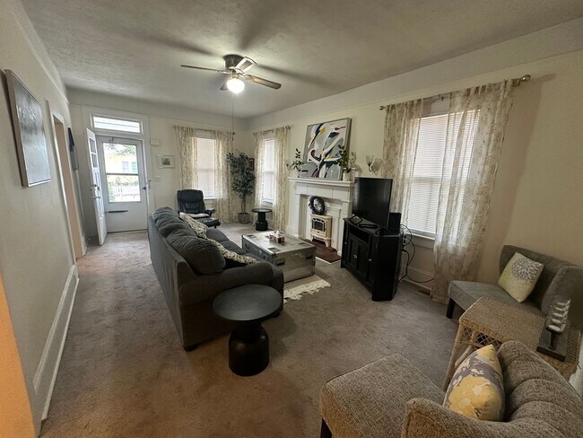 Building Photo - Charming 1 Bedroom, 1 Bath Furnished Home Available for Rent with Flexible Lease Terms