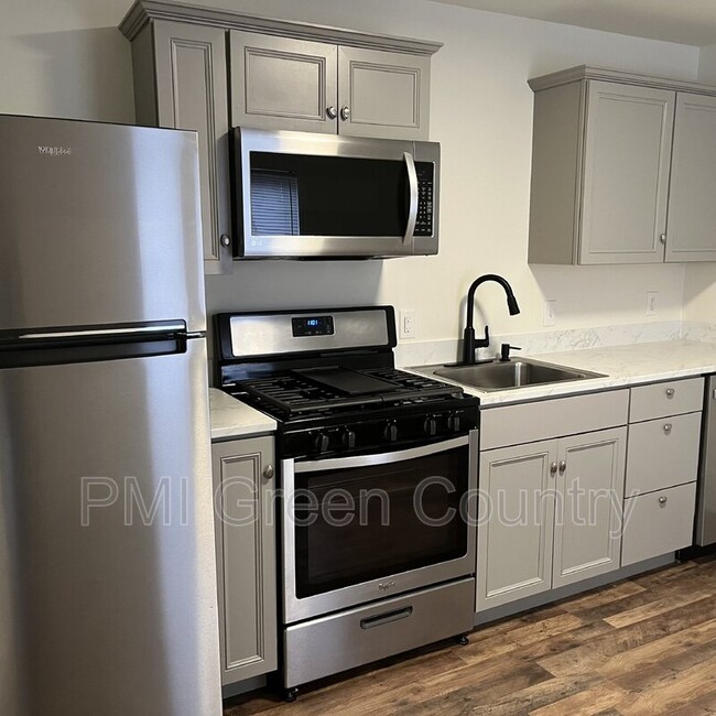 Building Photo - 1220 N Urbana Ave