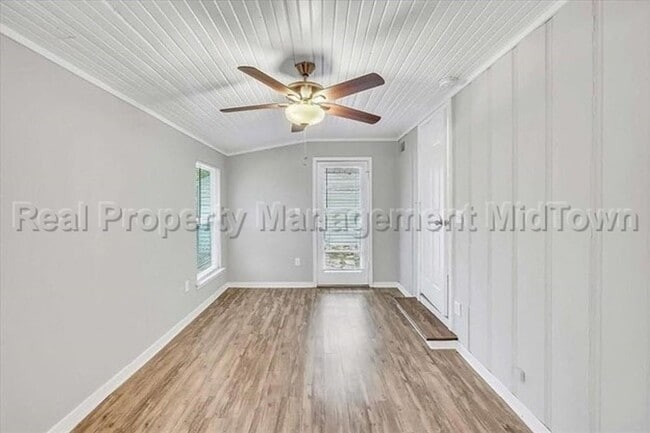 Building Photo - 6400 Greenway Rd