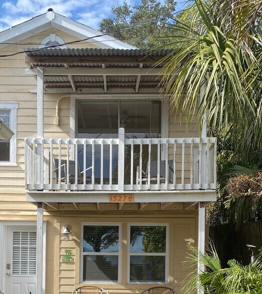 front deck - 1527 1/2 Beach Dr SE