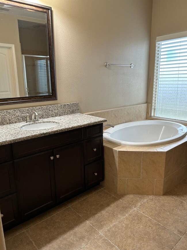 Building Photo - 2656 Cherry Tree Dr