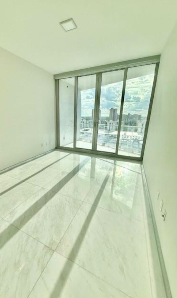 Building Photo - 16901 Collins Ave