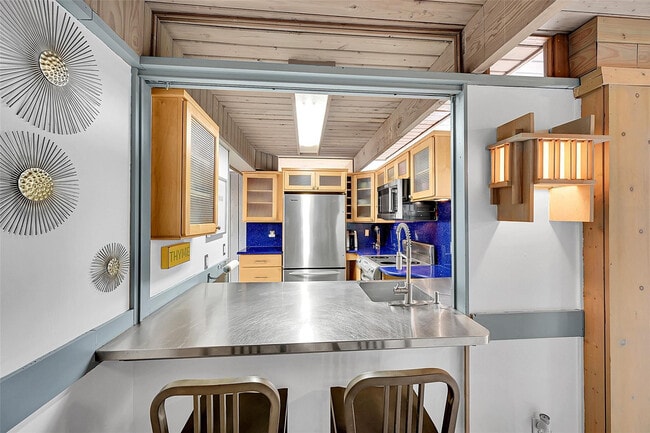 Building Photo - 234 Pine Ave