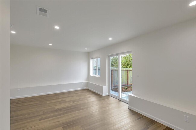 Building Photo - 1487 34th Ave