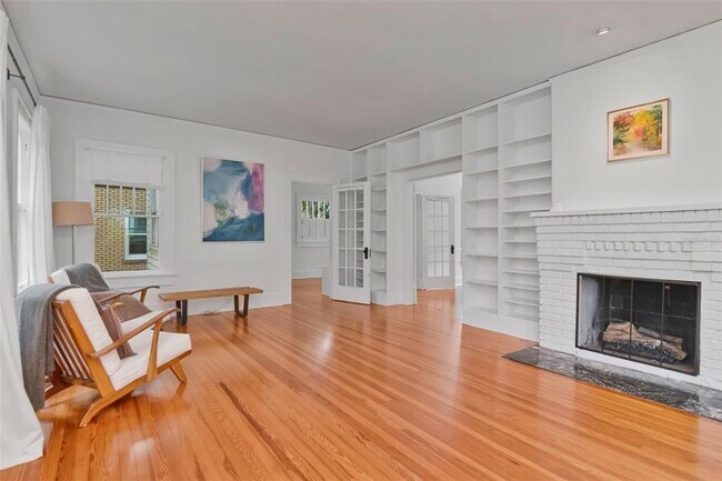 Building Photo - 126 8th Ave NE