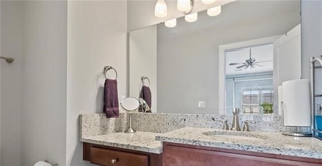 Building Photo - Spacious 3BR/2 BA Townhome Located in Caba...