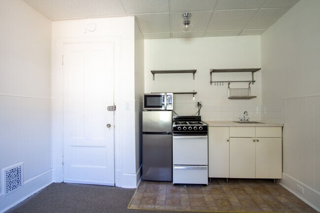 Building Photo - Top-Floor Corner SRO in Vintage Building Y...