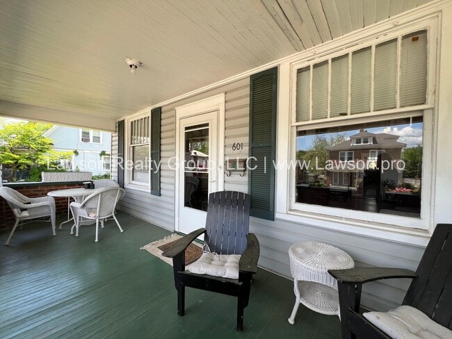 Building Photo - Beautiful and Spacious House, Close to the...