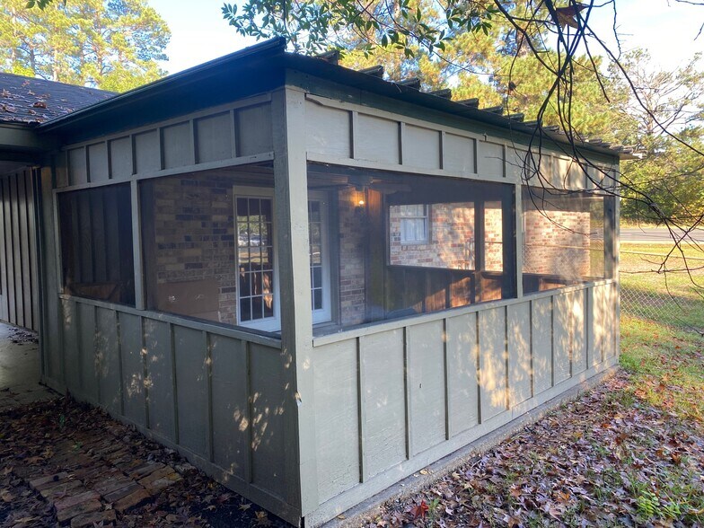 Screened in patio. - 2000 W Pinecrest Dr