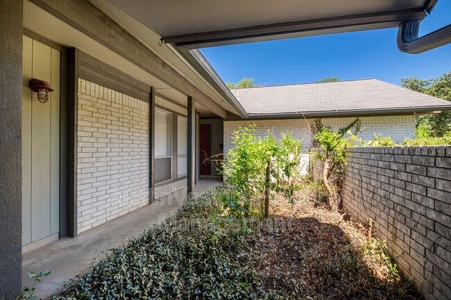Building Photo - 2025 Monarch Dr