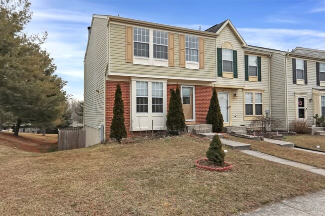 Building Photo - Charming End Of Group Townhome for Rent
