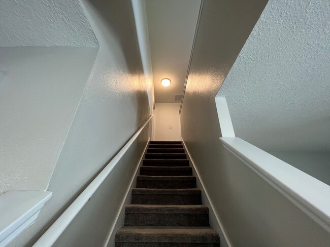 Building Photo - Almost new 5-bedroom, 3-bath home ready to...