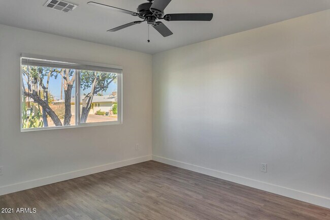 Building Photo - 2333 E Paradise Dr