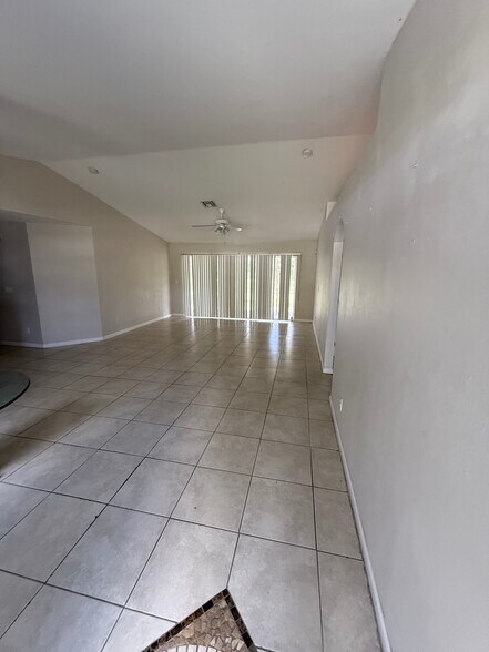 Building Photo - 689 Foxchase Dr