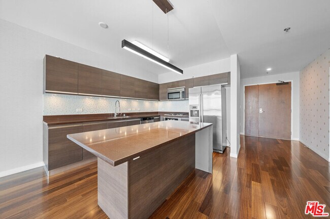 Building Photo - 3785 Wilshire Blvd