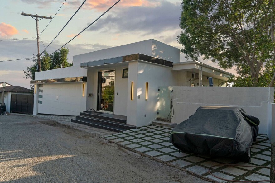 Building Photo - 1737 Sunset Plaza Dr