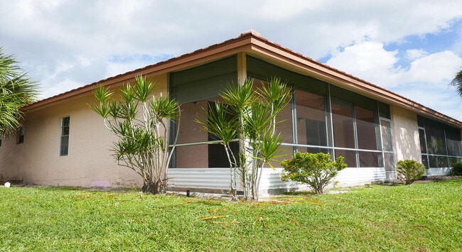 Building Photo - 9861 Three Lakes Cir