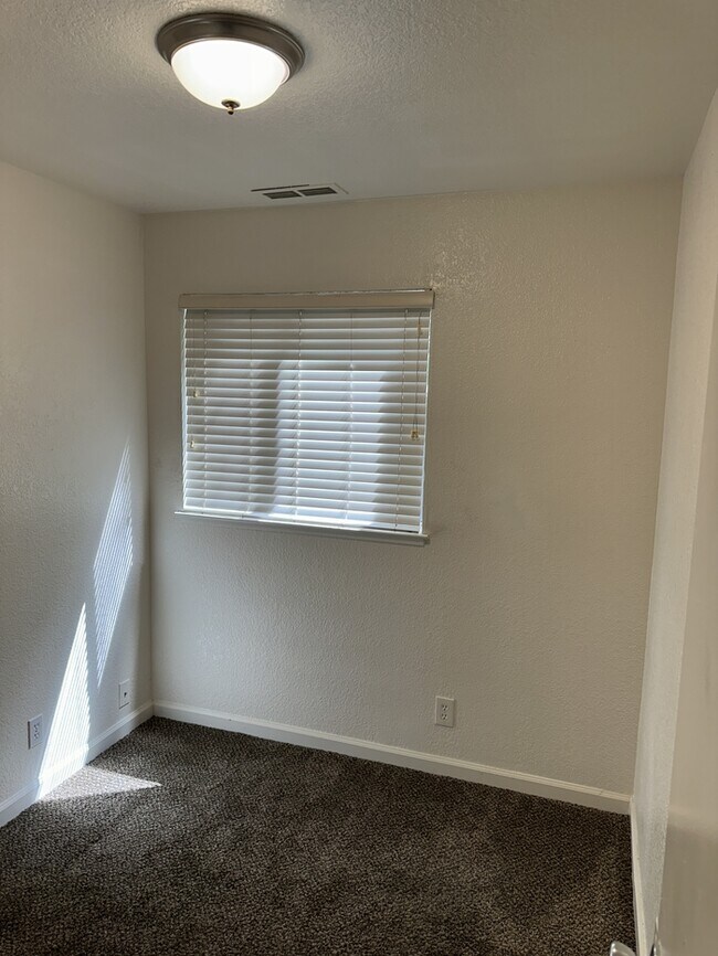 Building Photo - Riverbank 3 Bedroom 2 Bath Fourplex with Garage